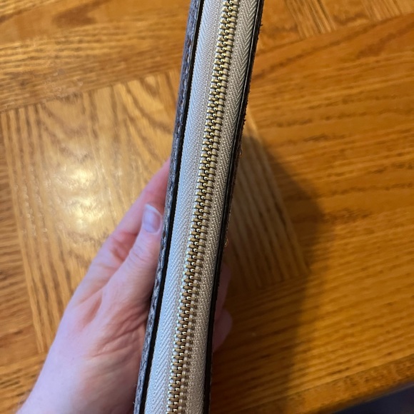 🍁Like New Michael Kors Wallet🌲 - Picture 15 of 16
